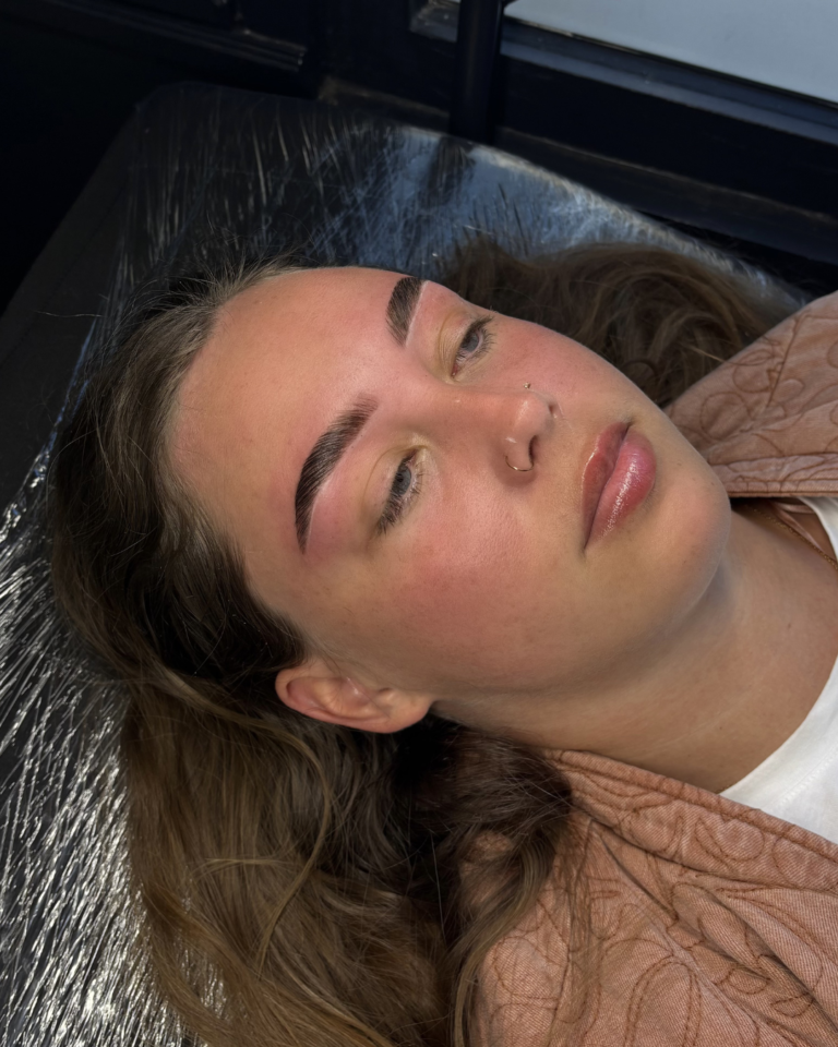résultat d'un browlift avec épilation et teinture